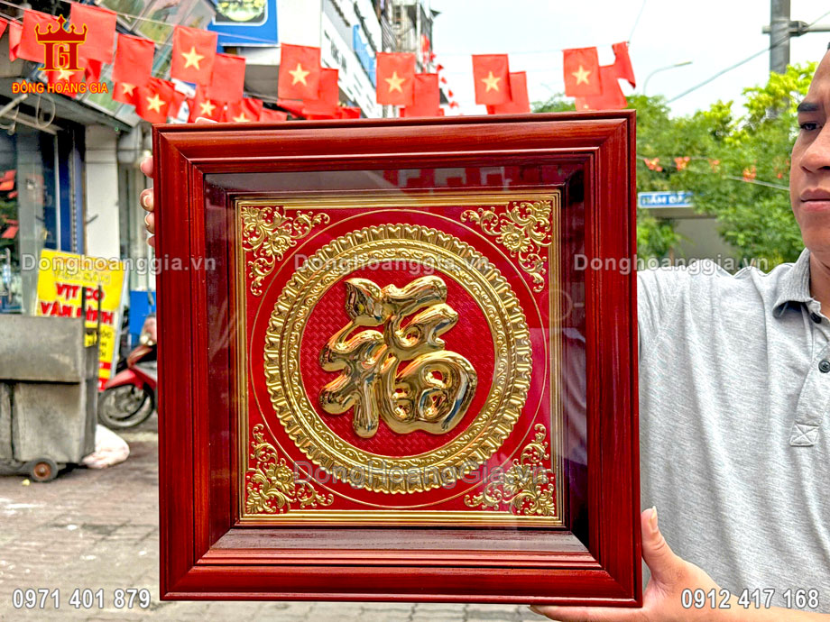 Tranh chữ phúc thư pháp mạ vàng 24K thích hợp treo tại phòng khách sang trọng